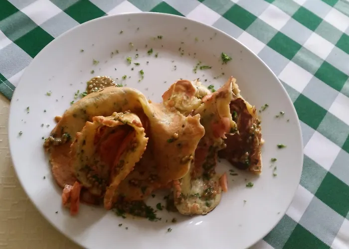 Zur Burg Отель
