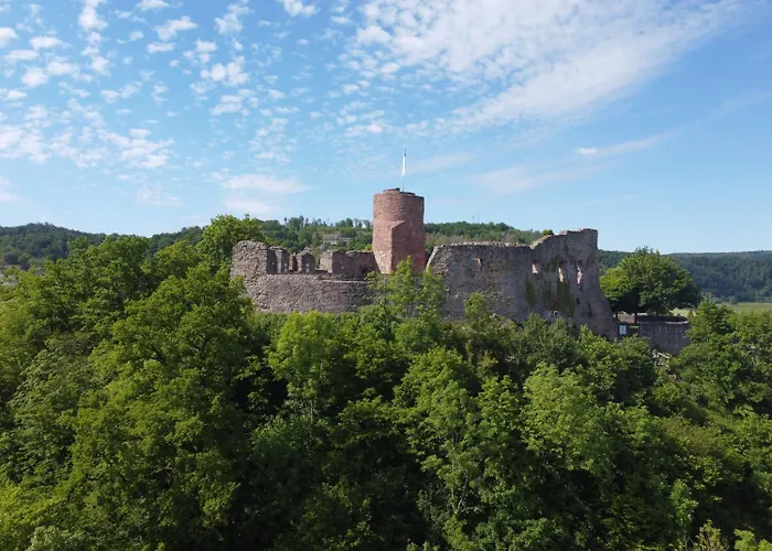 Zur Burg Отель